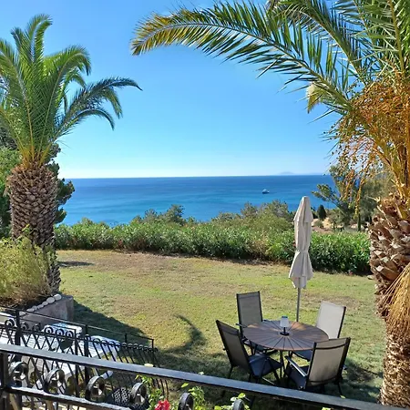 Nerissa 2, Two Bedroom House With Sea View Hébergement de vacances Spartià