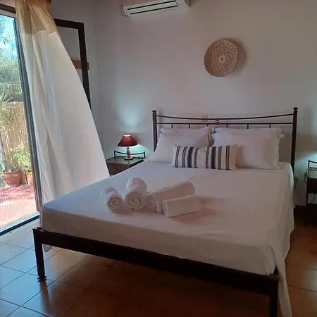 Nerissa 2, Two Bedroom House With Sea View Vakantiehuis *