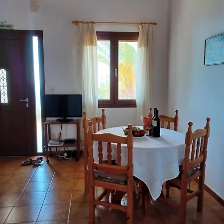 Vakantiehuis Nerissa 2, Two Bedroom House With Sea View Spartià