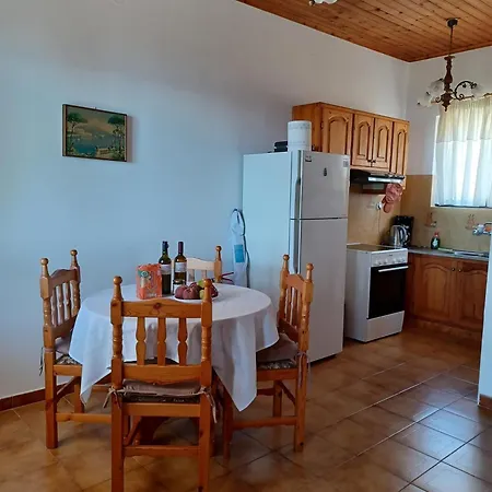 Nerissa 2, Two Bedroom House With Sea View Spartià